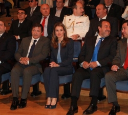 Doña Letizia en primera fila de asientos, junto al presidente del Principado de Asturias, el secretario de Estado de Servicios Sociales e Igualdad, el